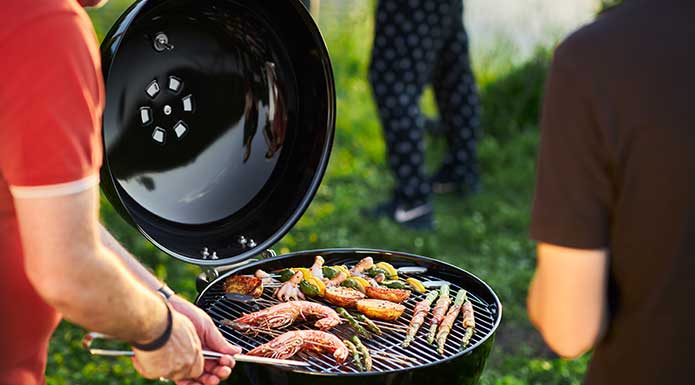 Holzkohle Kugelgrill mit Grillspießen