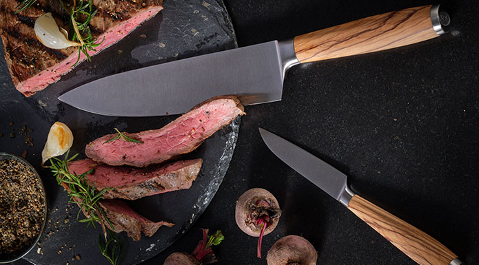 Koch- und Schälmesser der Serie Artesano mit aufgeschnittenem Fleisch