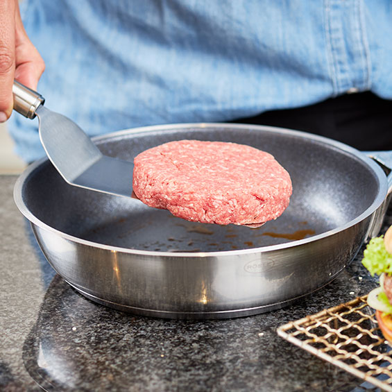 Burger patties from the Silence Pro 28 cm frying pan