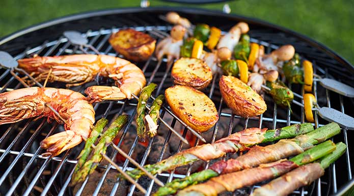 Holzkohle Kugelgrill mit Grillspießen