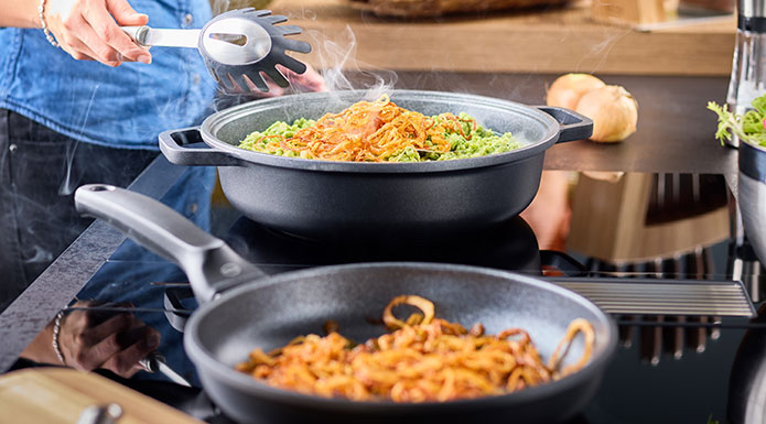 Bratpfanne und Servierpfanne der Serie Cadini mit Kässpatzen und Röstzwiebeln