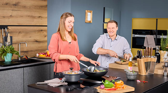 Friends cook wok vegetables and soup in the Cadini wok pan and the Cadini cooking pot 20 cm