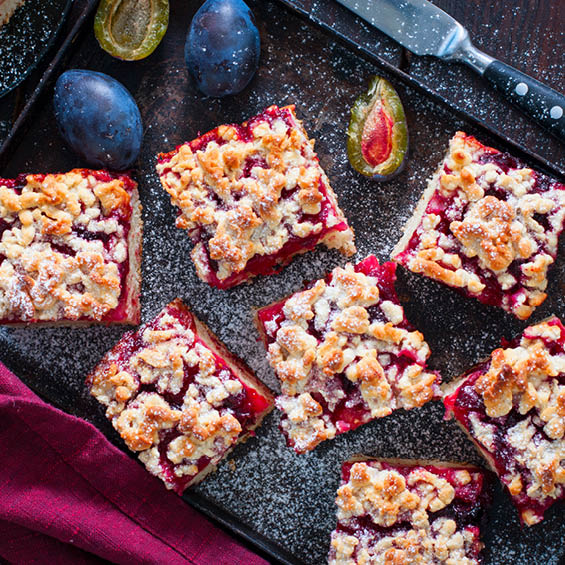Plum cake with crumble