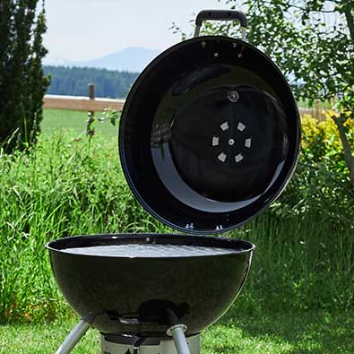 Holzkohle Kugelgrill mit offenem Deckel