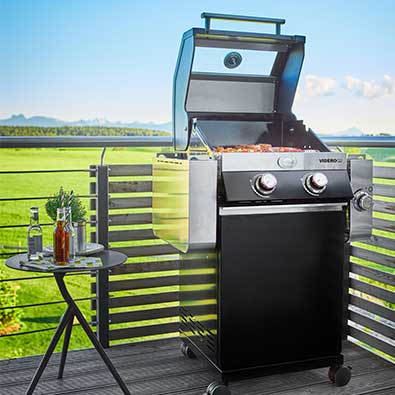 Abgeklappte Seitentische von der Gasgrill BBQ-Station Videro G2 auf dem Balkon