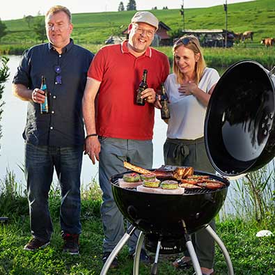 Friends barbecue with the charcoal kettle grill No.1 Sport F50 at the lake