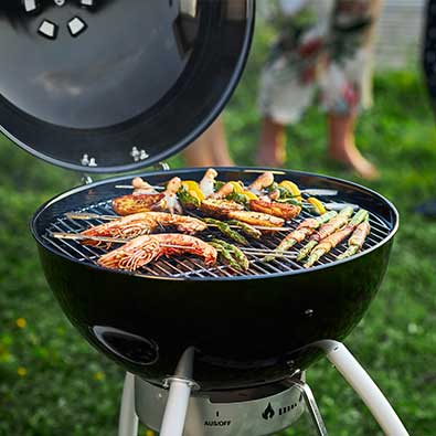 Holzkohle Kugelgrill mit Grillspießen