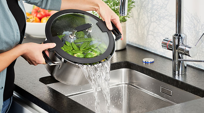 Pouring water with the saucepan Silence Pro 24 cm 
