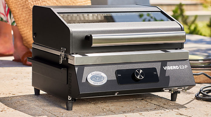 Elektrogrill E2-P Elektrogrill steht auf der Terrasse