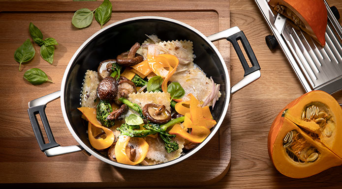 Wärmeverteilung Pfannen Kürbis Ravioli angerichtet in der Silence Pro Servierpfanne