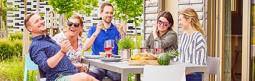 RÖSLE Blog Freunde sitzen zusammen am Tisch