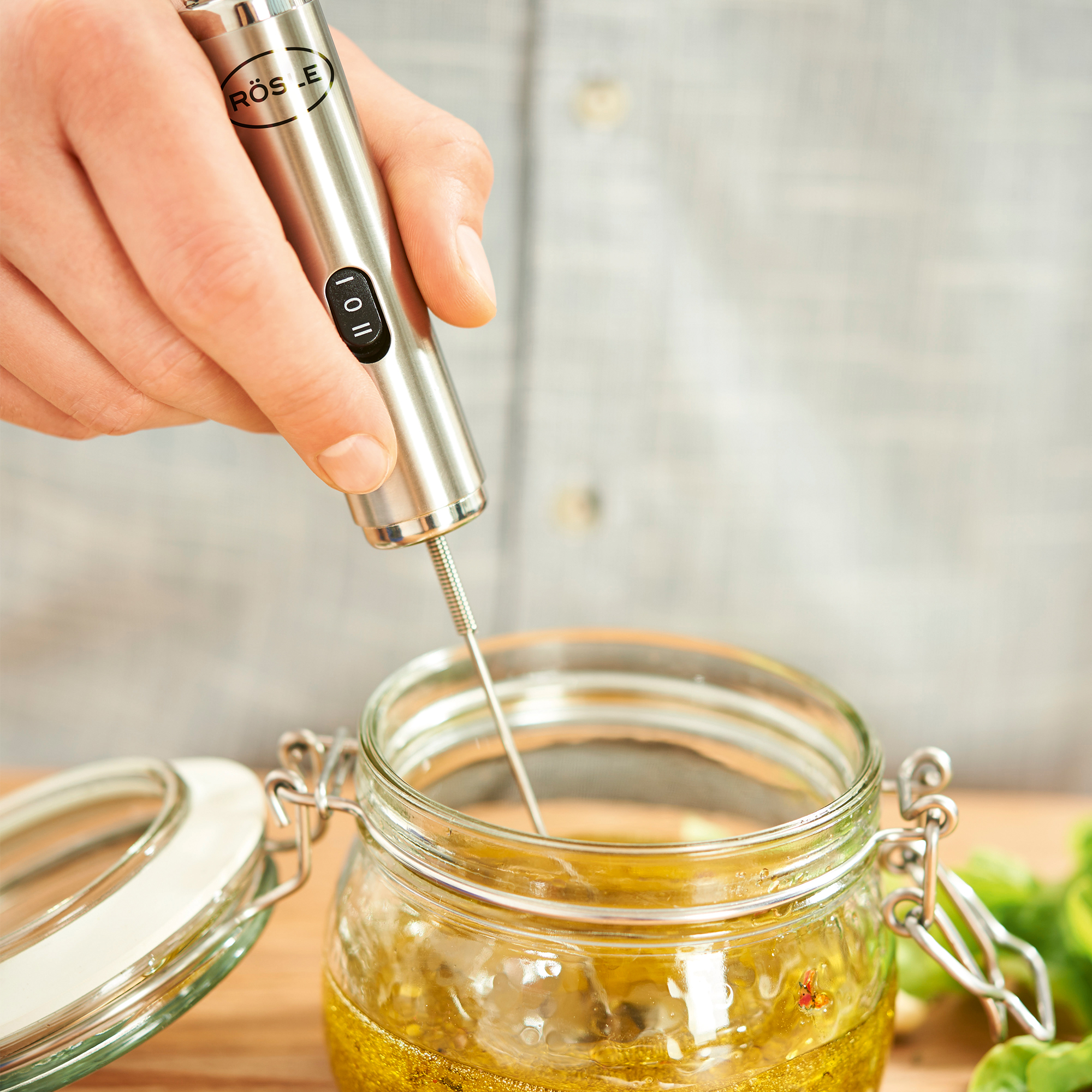 Multischäumer aus Edelstahl, wird in ein Glas mit Flüssigkeit eingetaucht, um diese zu schäumen.