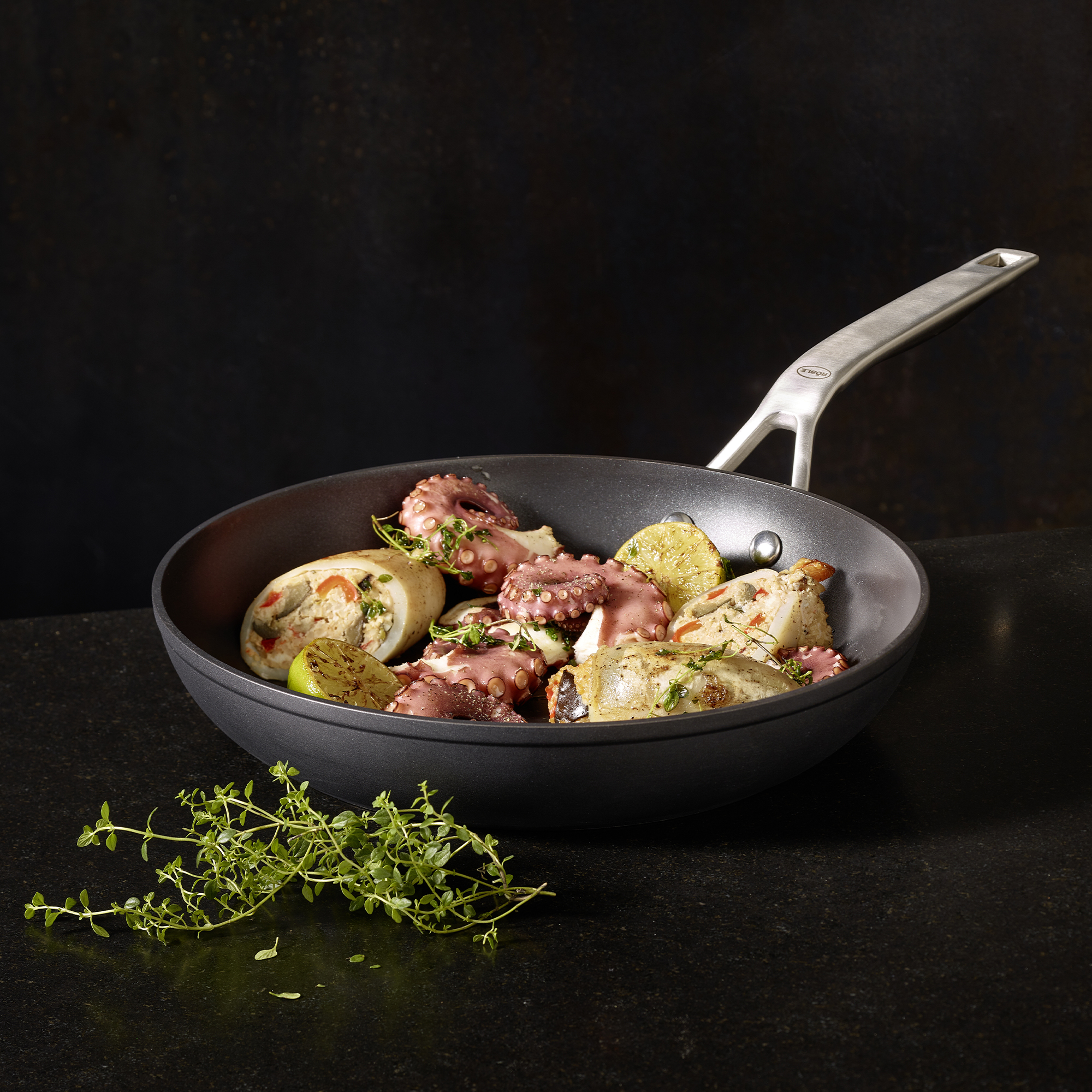 Bratpfanne ProPlex, 28 cm, mit gegrilltem Gemüse und Kräutern.