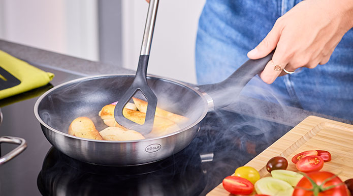 Brot wird in der Bratpfanne Basic Line angeröstet