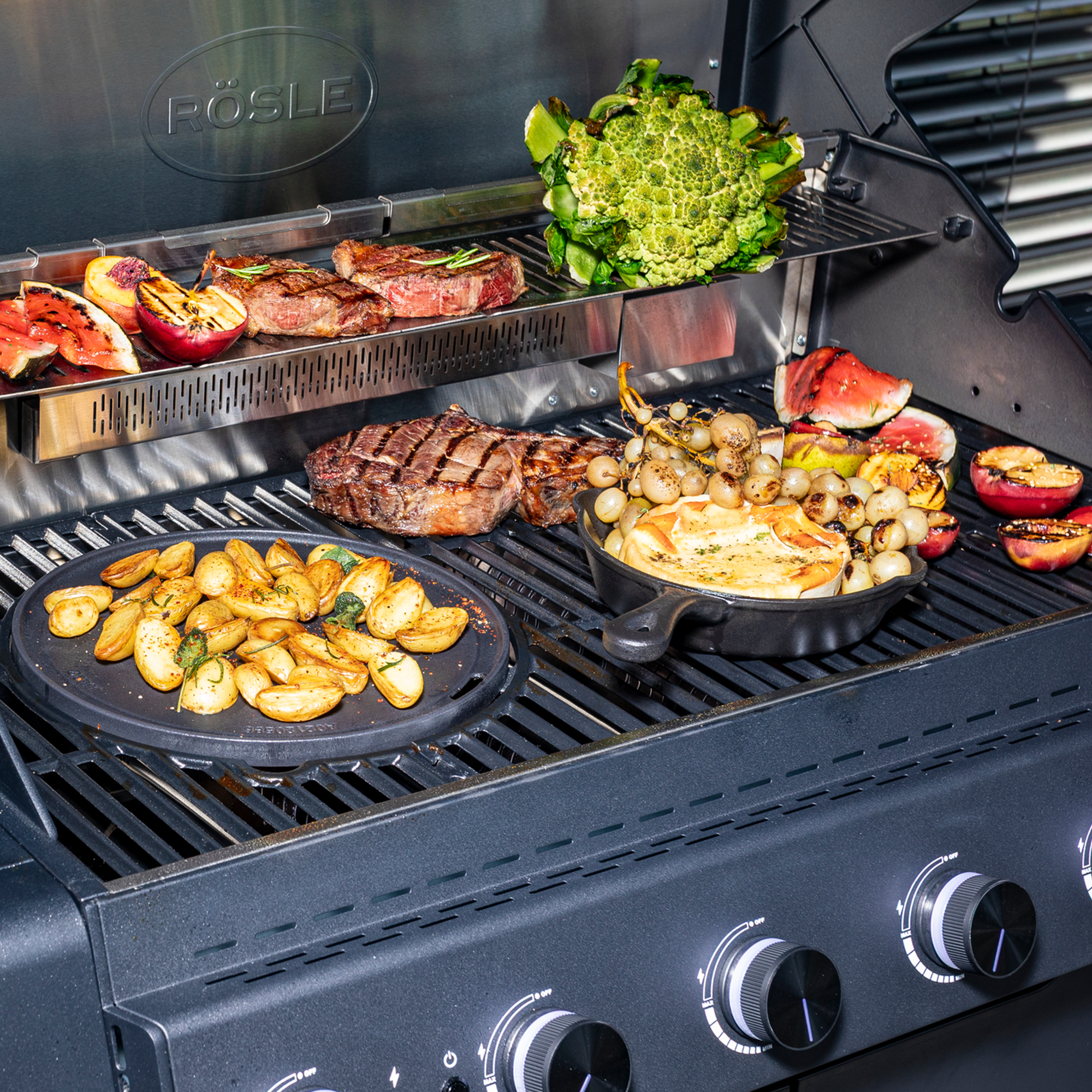 Auf einem Grill werden mehrere Lebensmittel angebraten. Sie werden angebraten auf einem RÖSLE...