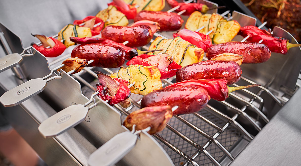 Grillen mit Kindern Bunte Grillspieße auf der Primezone gegrillt