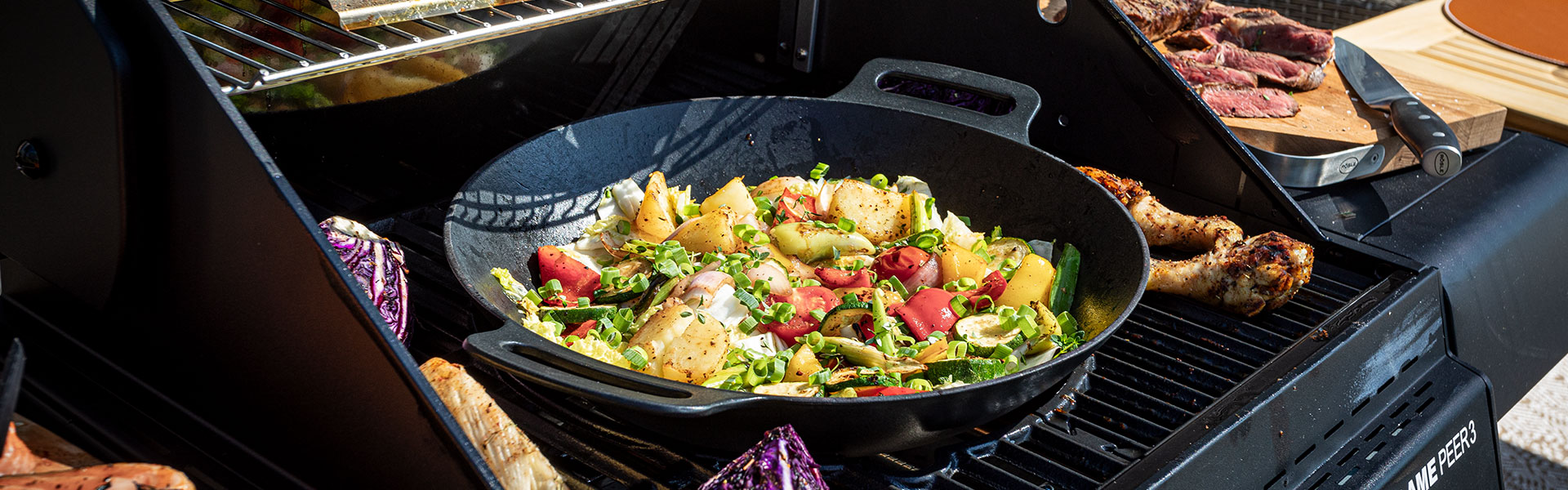 Grillpfanne mit Gemüse auf RÖSLE Grill Grillpfanne mit buntem Gemüse auf einem Grill.