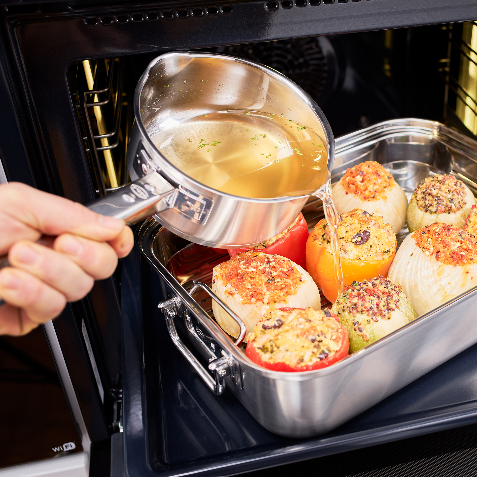 RÖSLE Stielkasserolle im Einsatz Stielkasserolle, 16 cm, aus Edelstahl, wird verwendet, um Brühe über gefüllte Paprika und...