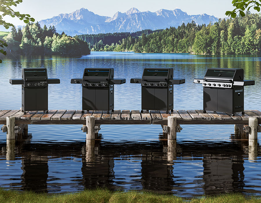 ALLFLAME Grills Alle vier Allflame Grill-Modelle stehen auf einem Steg vor einer Bergkulisse
