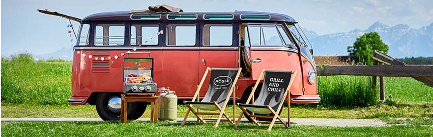 VW Bully  mit Gasgrill und Liegestühlen