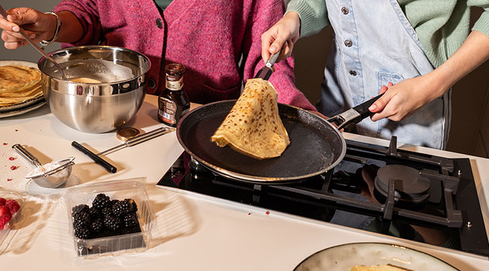Wenden eines Crepes in der RÖSLE Crepes Pfanne
