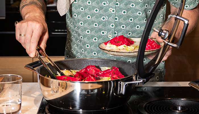 Aromadampfgarer Silence Pro Mann serviert gekochte Speisen aus dem Aromadampfgarer