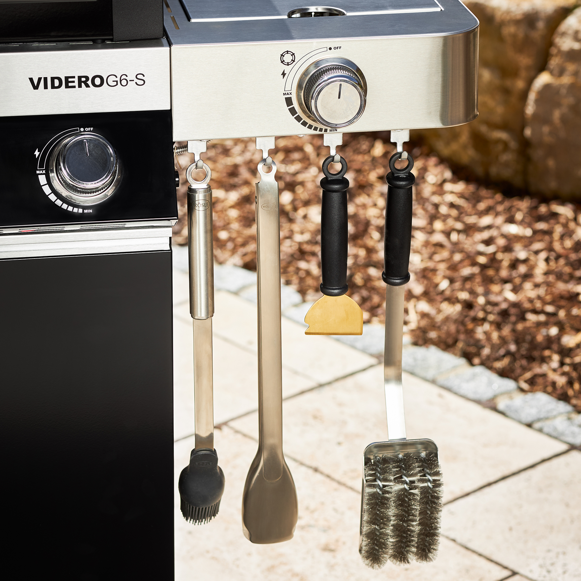RÖSLE Gasgrill Videro G6-S mit Grillwerkzeugen Gasgrill Videro G6-S in Schwarz mit Grillwerkzeugen wie Grillwender, Bürste und Pinsel.