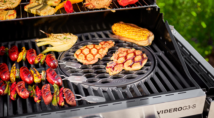 Meat on grill grate with honeycomb pattern on the Vario grill grate system