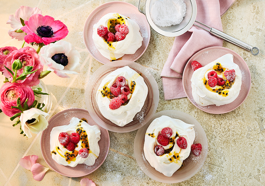 Mini-Pavlovas mit Himbeeren und Maracuja