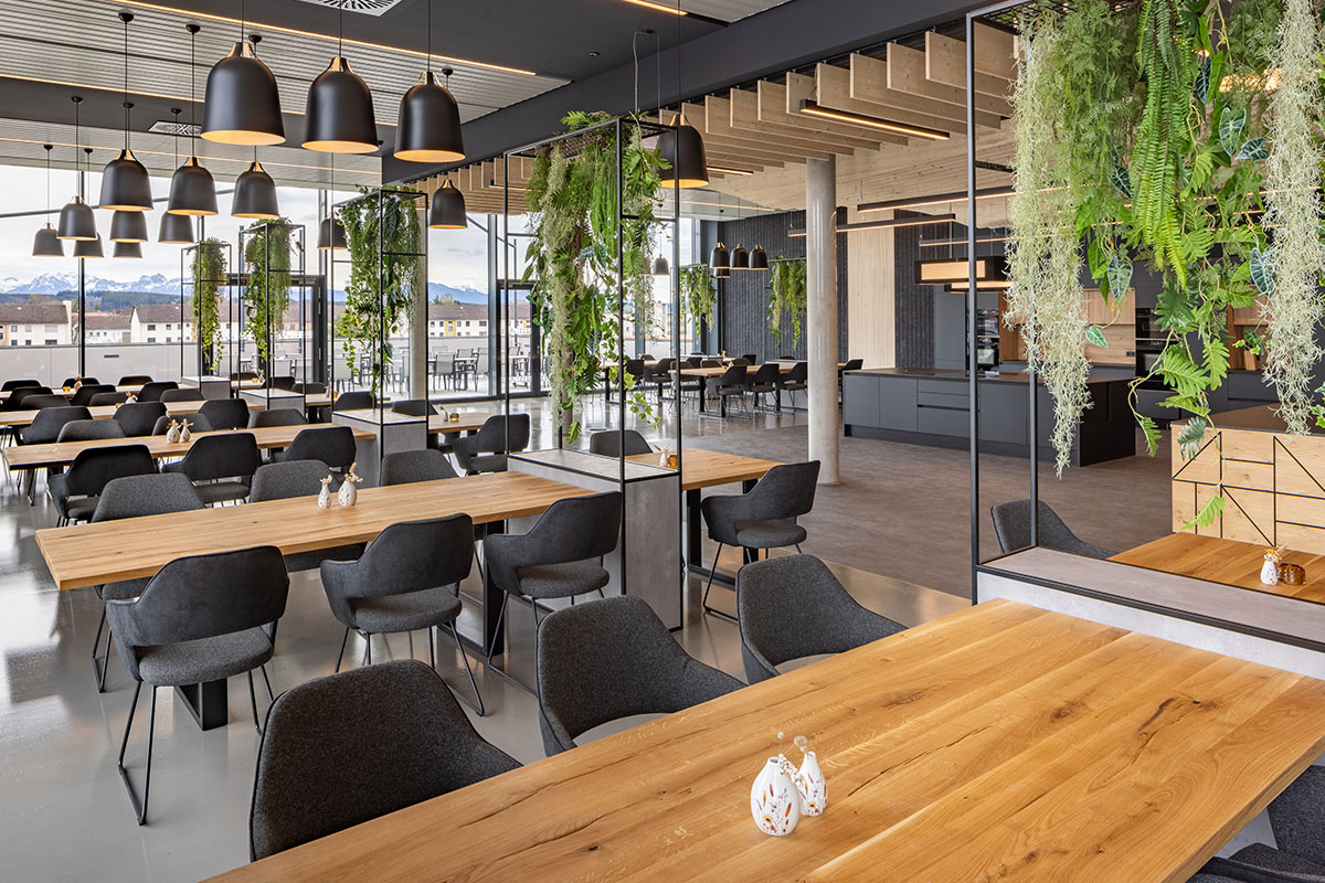 Grill- und Kochschule Tische und Dekoration in der Grill- und Kochschule