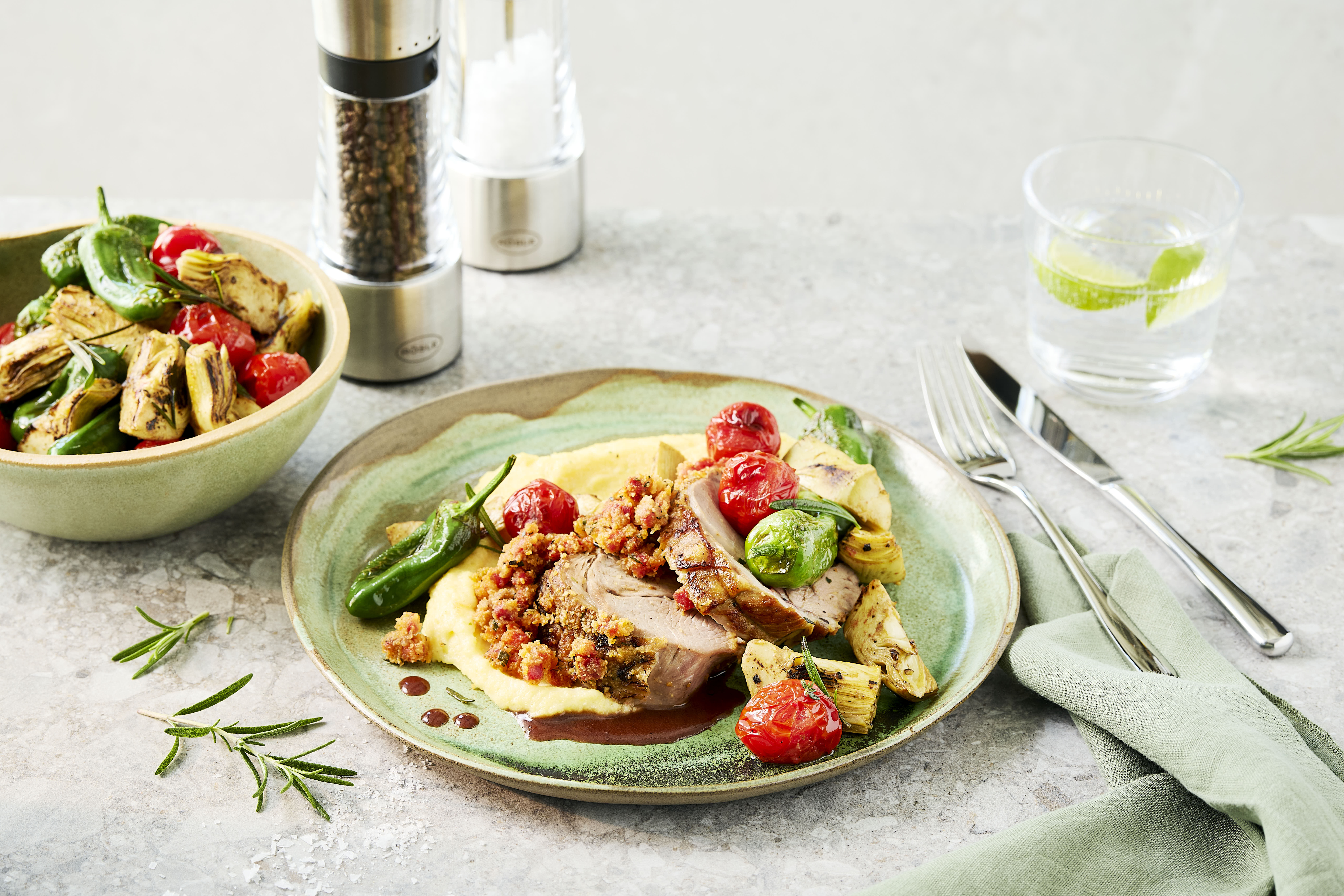 Lammkeule mit Chorizo-Kräuter-Kruste in Sherryjus mit Polenta und gebratenem Gemüse listing.imageAltPrefix