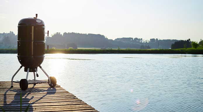 Smoker No.1 F50-S schwarz Smoker No.1 F50-S schwarz auf einem Steg