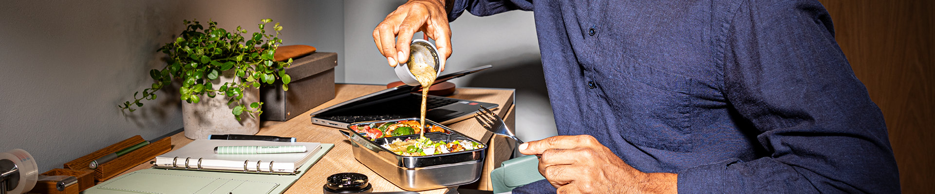 Dressing aus Dressingdose FLEXX 2GO wird in Edelstahldose mit Essen gegeben