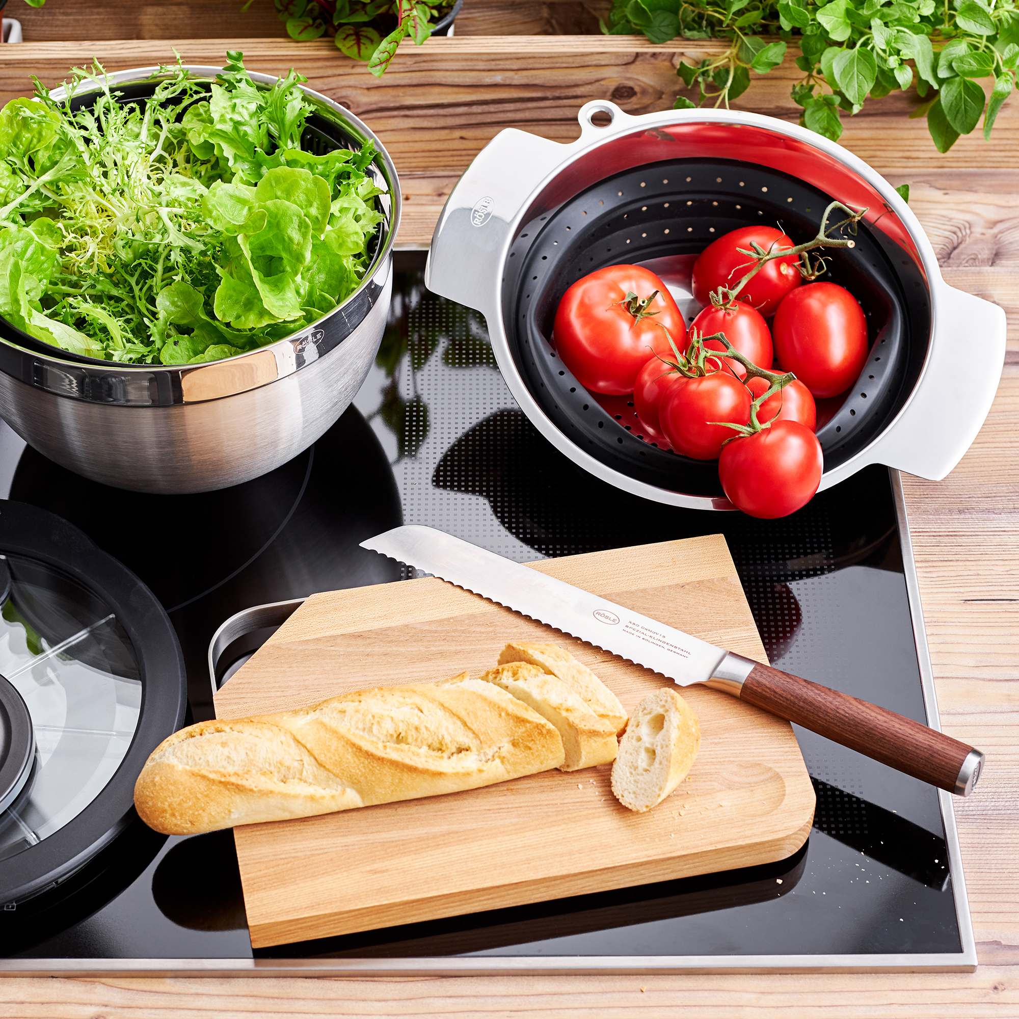 RÖSLE Brotmesser Masterclass auf Holzbrett Brotmesser Masterclass, 20 cm, auf einem Holzbrett neben einem geschnittenen Baguette, mit...