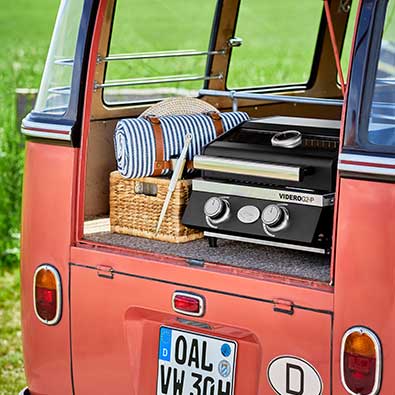 RÖSLE Gasgrill BBQ-Portable Videro G2-P Videro G2-P im Kofferraum eines VW Bullys.