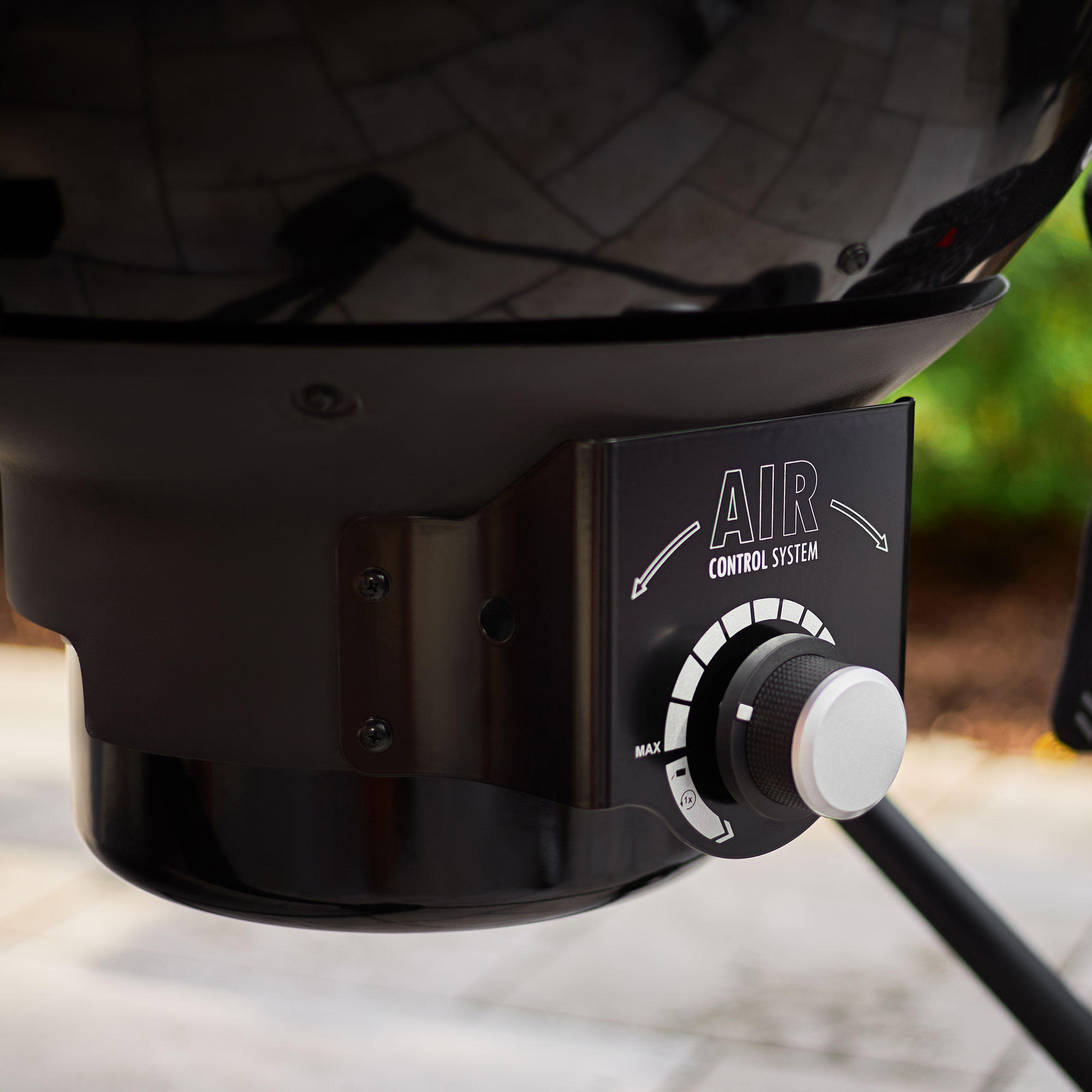 RÖSLE Holzkohle Kugelgrill mit AIR Control System Holzkohle Kugelgrill mit AIR Control System, schwarzes Gehäuse, Regelknopf zur Luftzufuhr.