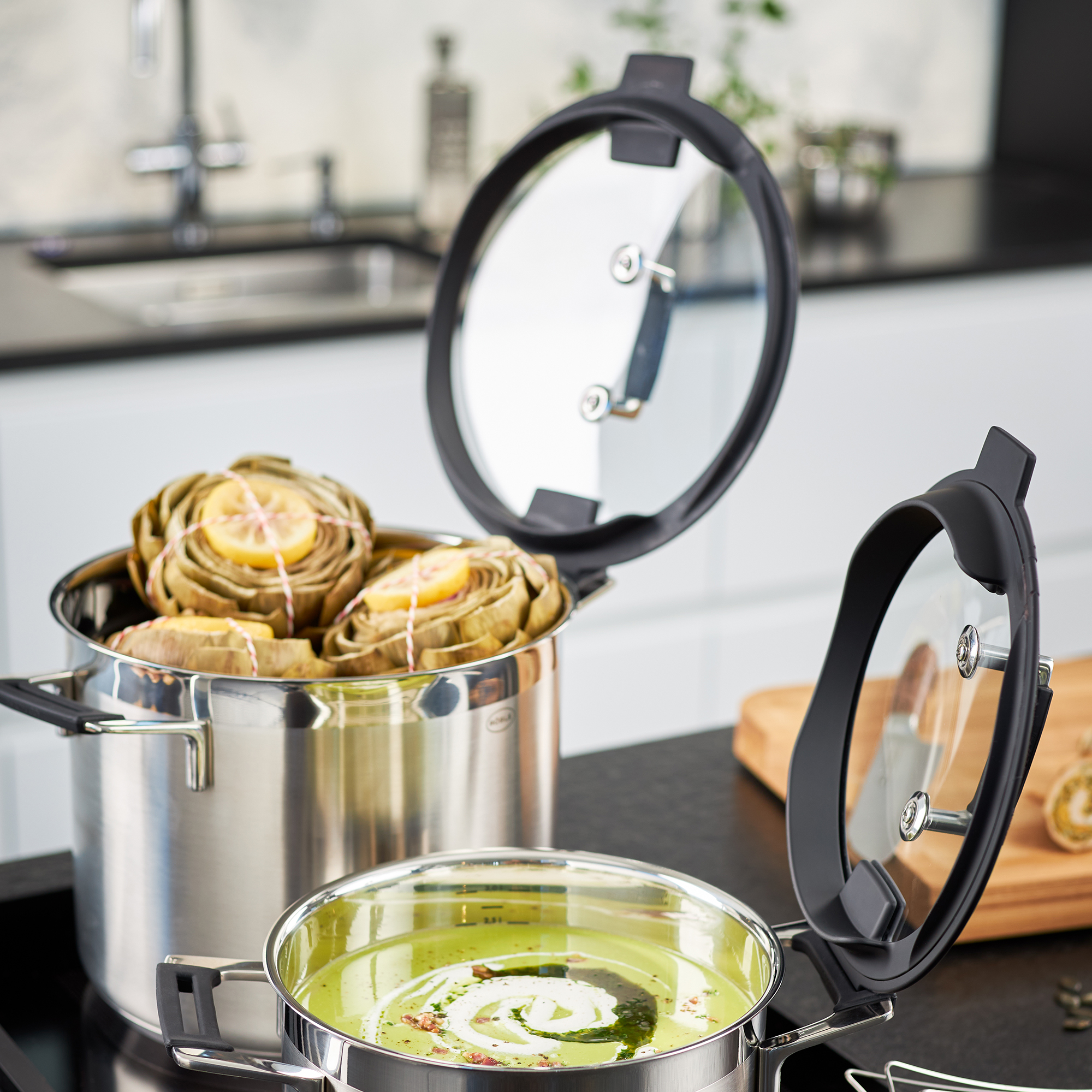 RÖSLE Kochtopf Silence Pro 24 cm Kochtopf Silence Pro, 24 cm, aus Edelstahl mit Glasdeckel, gefüllt mit Artischocken und Kräutern.