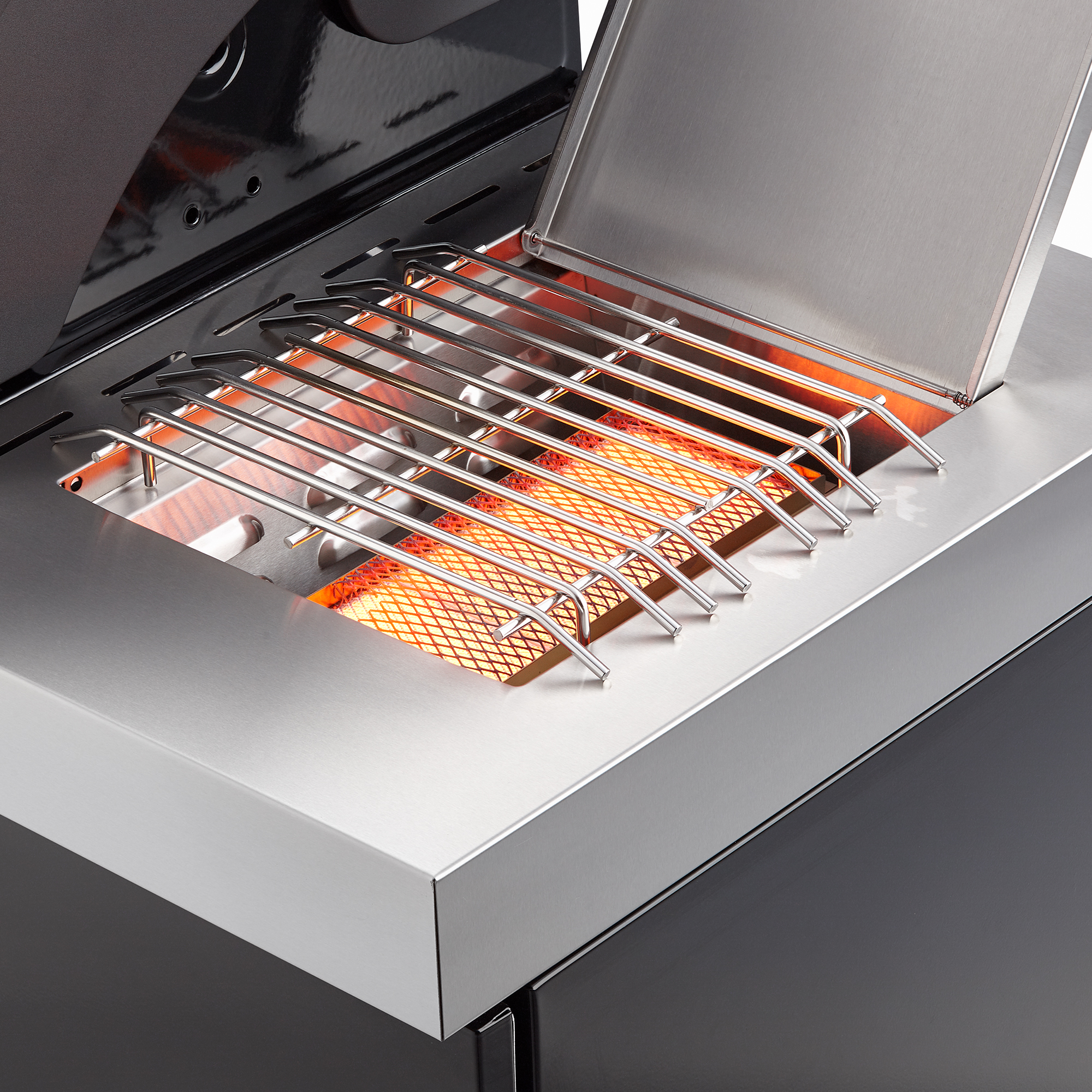 Gasgrill BBQ Station Videro G4-SL in Schwarz mit geöffnetem Deckel und sichtbarem Grillrost und Heizelementen.