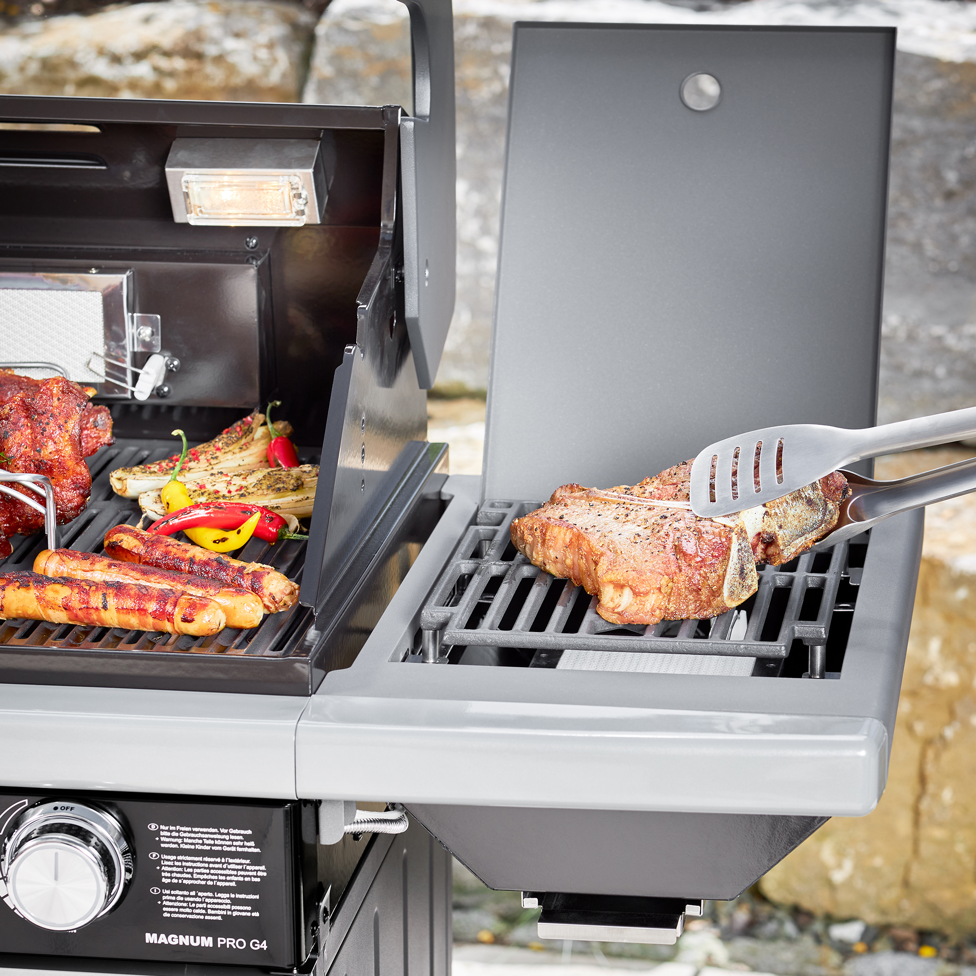 RÖSLE Gasgrill Magnum PRO G4 Gasgrill Magnum PRO G4 mit Fleisch und Gemüse auf dem Grillrost, Grillzange in der Hand.
