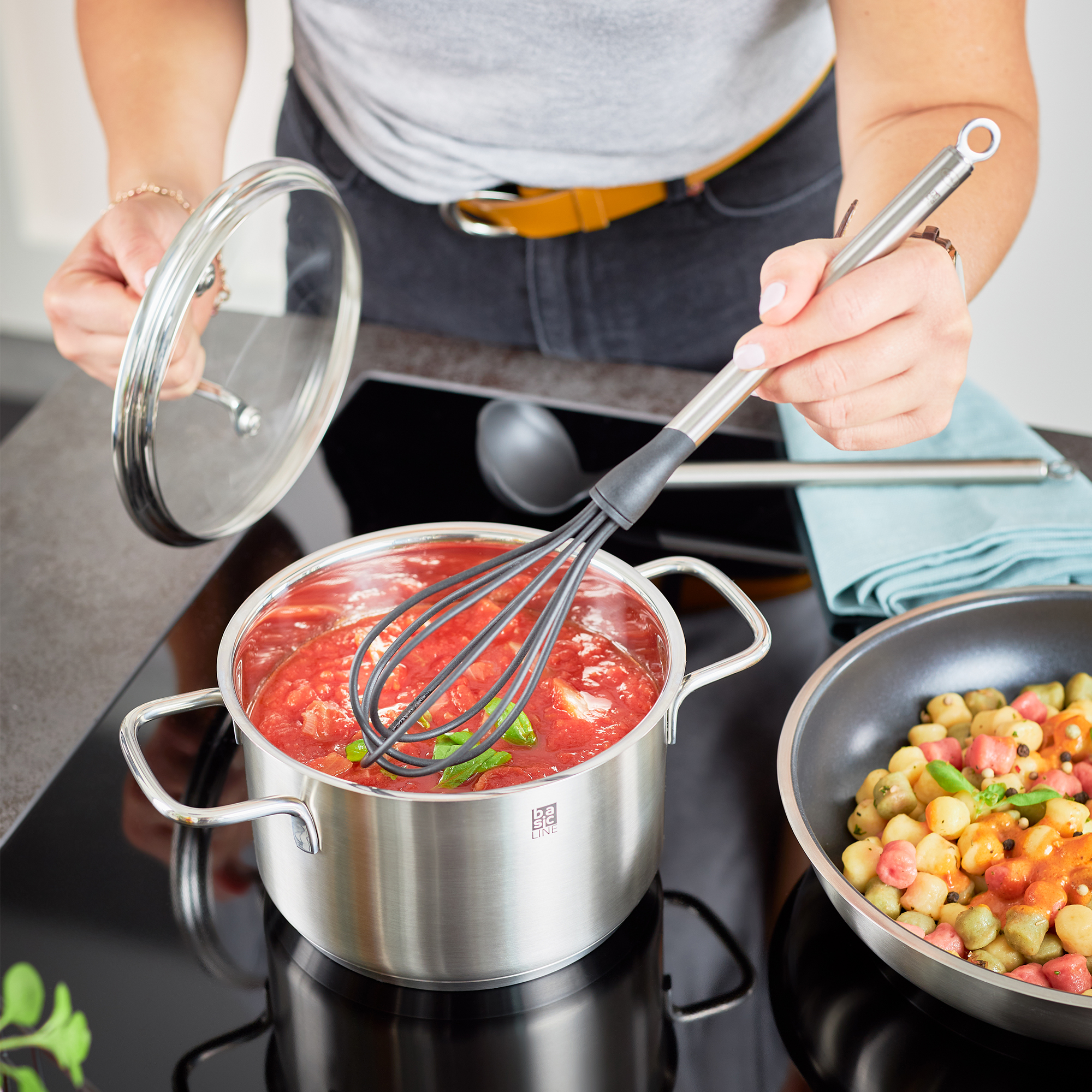 RÖSLE Schneebesen in Aktion Schneebesen der Basic Line, 31 cm, aus Edelstahl und Silikon, wird zum Rühren in einem Topf...