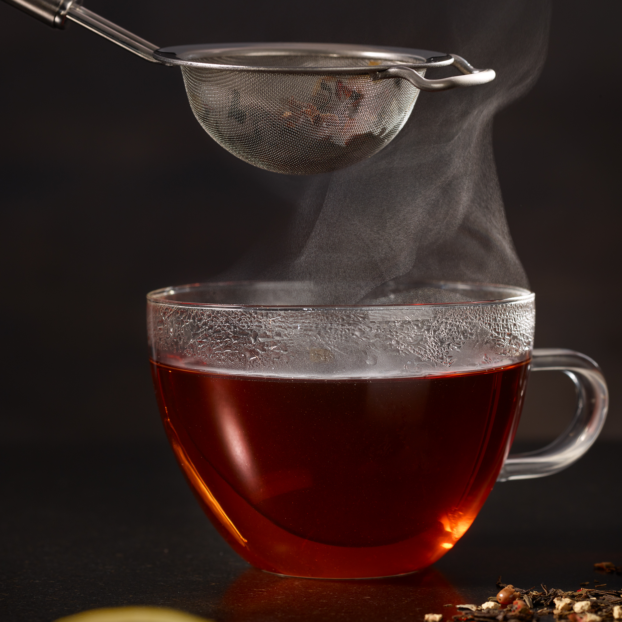 RÖSLE Teesieb über einer Tasse Tee Teesieb mit Rundgriff aus Edelstahl, über einer dampfenden Tasse Tee platziert.