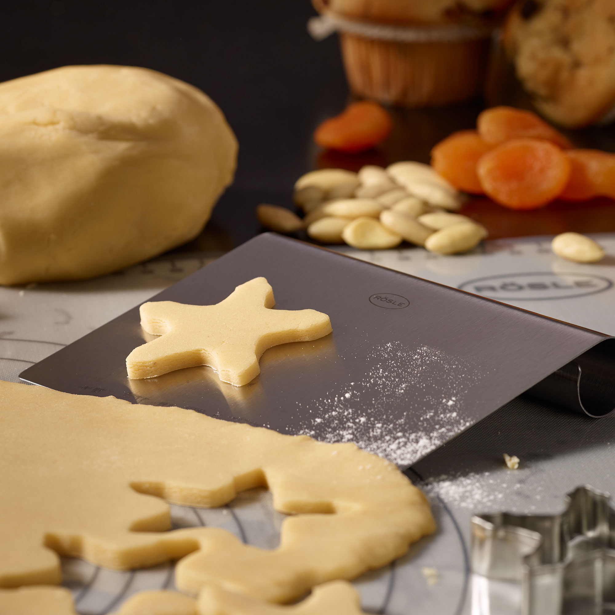 RÖSLE baking spatula for dough processing Stainless steel baking spatula, used for moulding dough, with a cut-out star and other baking...