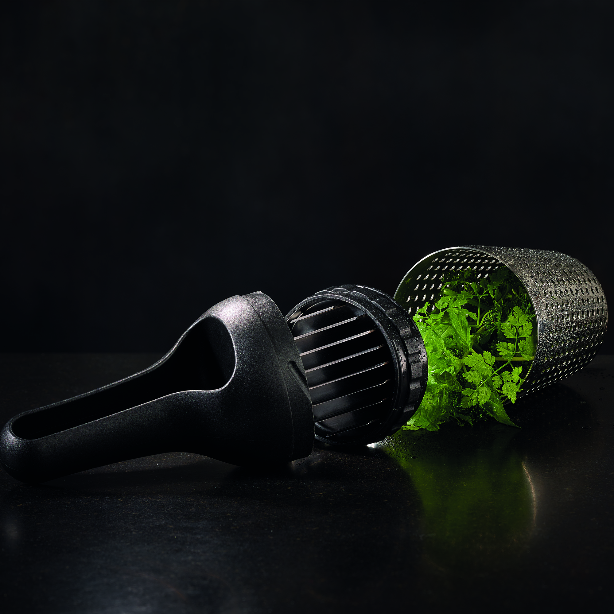 RÖSLE Kräuterdusche mit Wiegemesser Kräuterdusche mit Wiegemesser, schwarz, mit frischen Kräutern im Sieb.