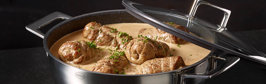 RÖSLE Schmorpfanne mit Rinderrouladen Schmorpfanne aus Edelstahl mit gefüllten Rinderrouladen in einer cremigen Sauce, garniert...