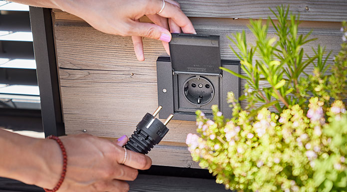 Stecker wird in die Steckdose für den Elektrogrill gesteckt