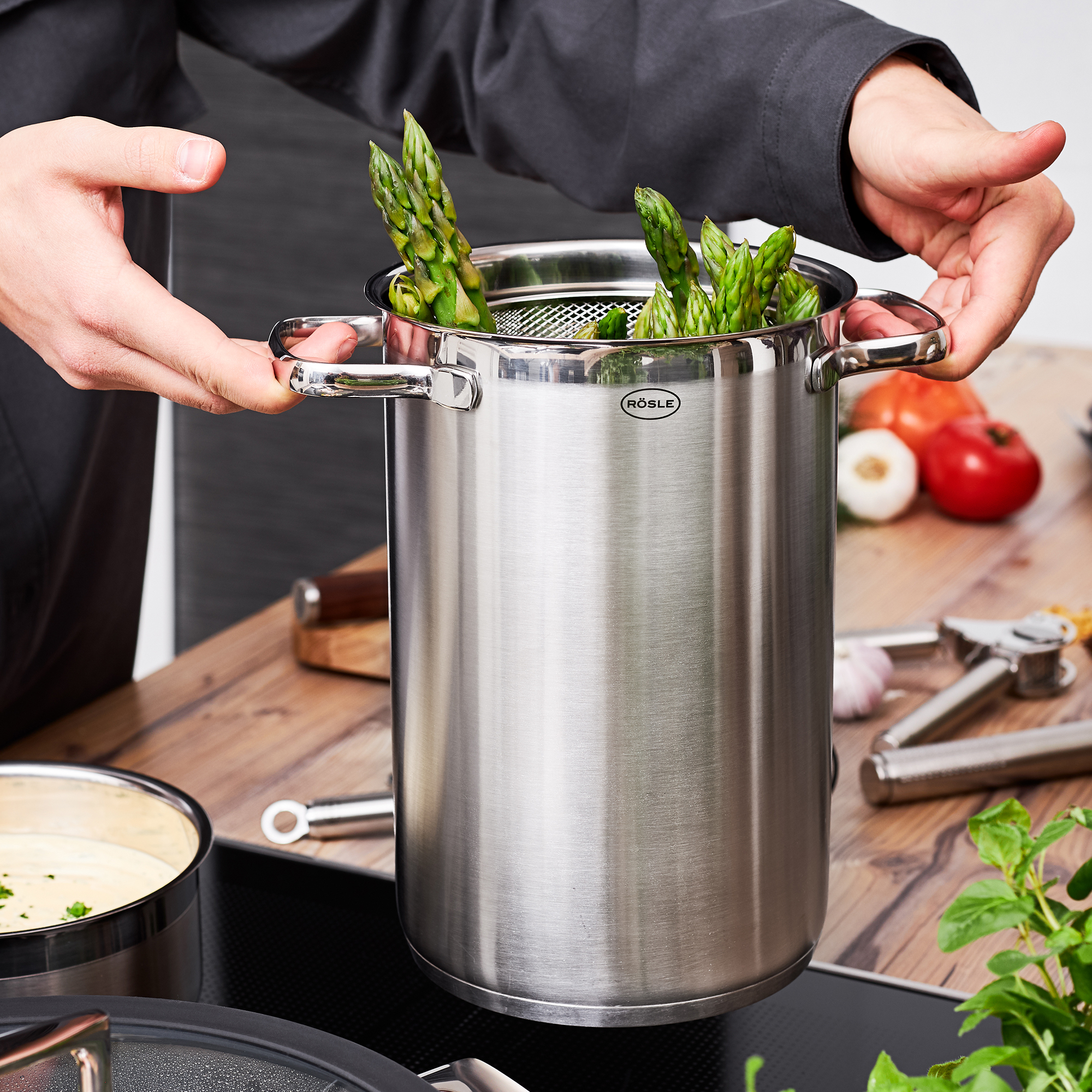 RÖSLE Spargeltopf Elegance mit Spargel Spargeltopf aus Edelstahl mit Spargel, in Händen gehalten, glänzende Oberfläche, praktische...
