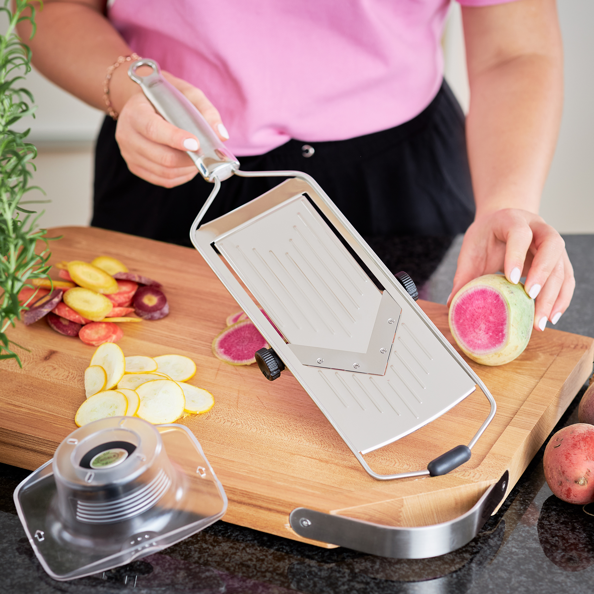 RÖSLE Edelstahl Hobel mit V-Klinge Hobel mit V-Klinge aus Edelstahl, in Benutzung, Gemüse wird auf einem Holzbrett geschnitten.