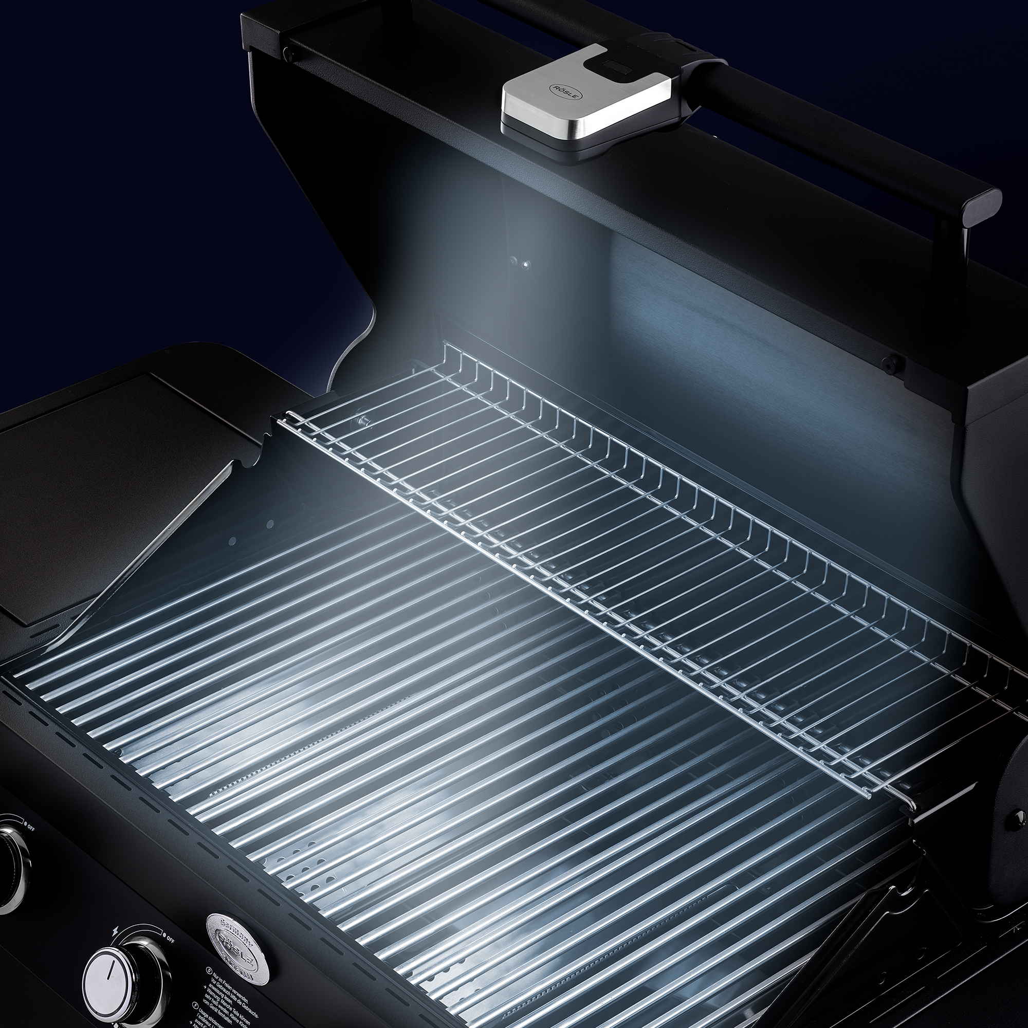 RÖSLE BBQ LED Griffleuchte auf Grill Universal BBQ LED Griffleuchte, auf einem Grill montiert, beleuchtet den Grillrost.