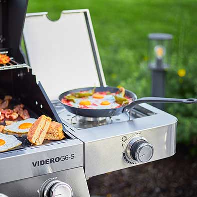 Pan with shakshuka on side burner of Videro G6-S