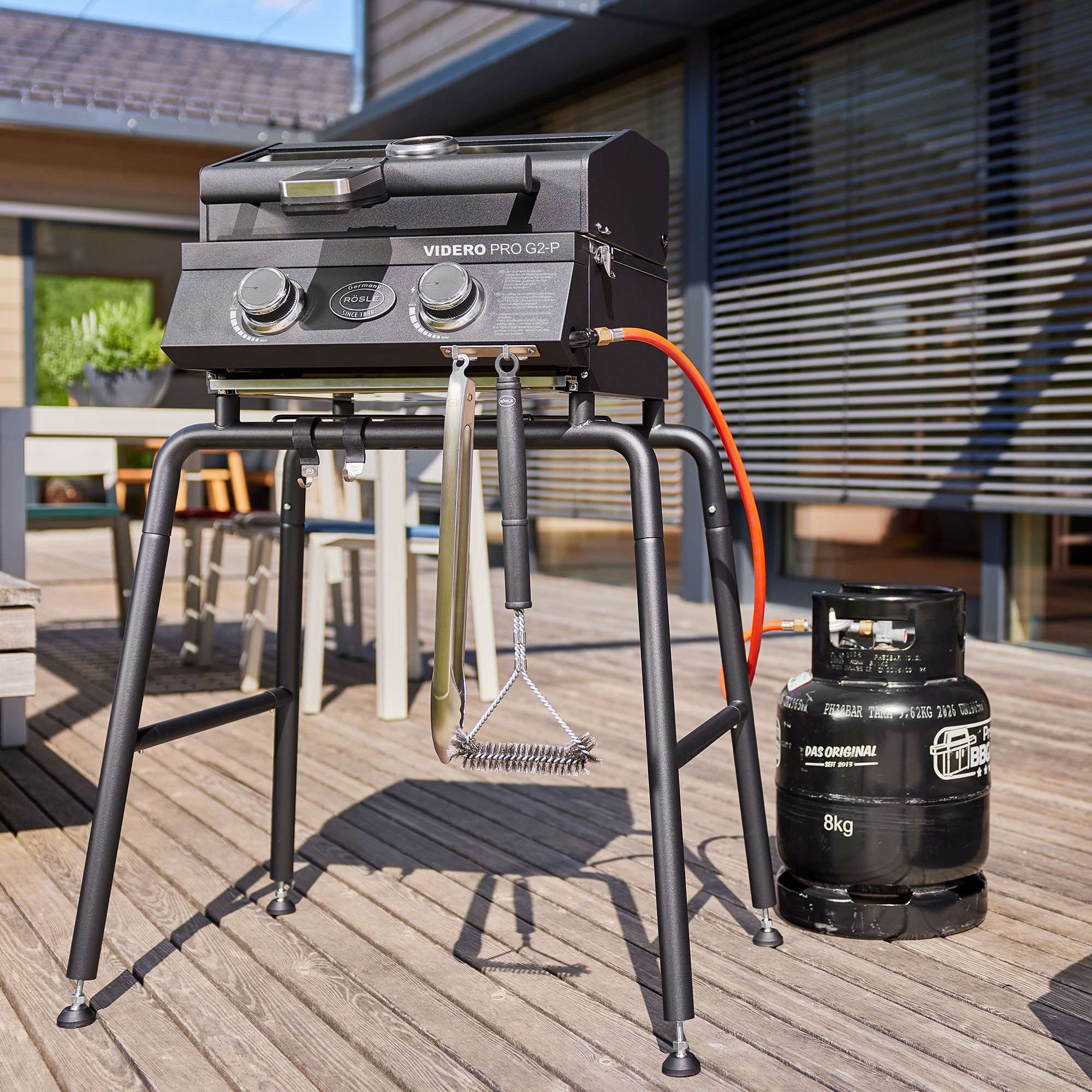RÖSLE VIDERO PRO G2-P Gasgrill Gasgrill VIDERO PRO G2-P, tragbar, mit zwei Brennern, auf einem stabilen Gestell, neben einer...